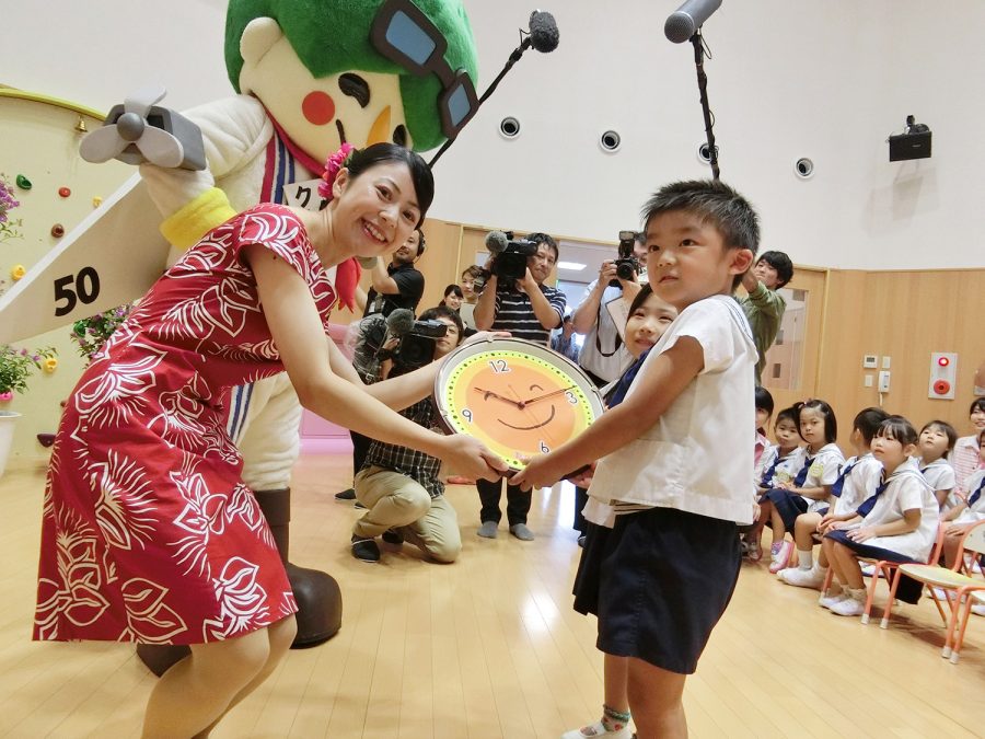 本郷幼稚園へのひなた時計贈呈式