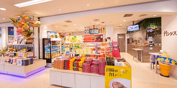 ウィング・イースト（搭乗ロビー東側売店）